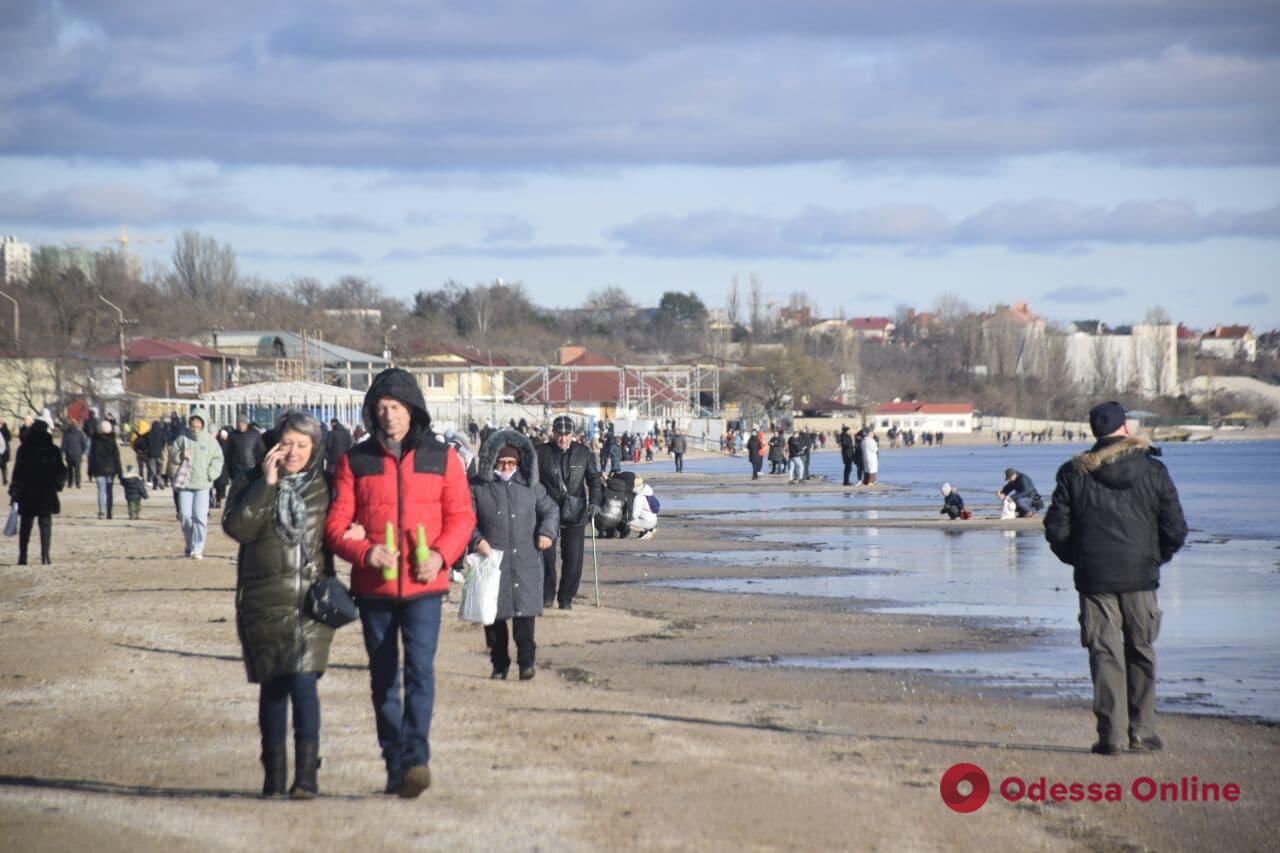 Аншлаг на пляжах: одесситы массово вышли к морю (фото)