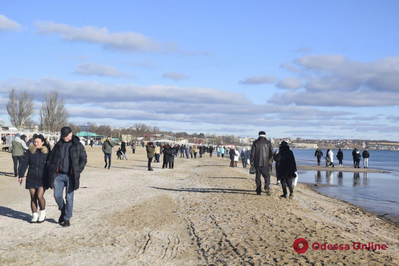 Аншлаг на пляжах: одесситы массово вышли к морю (фото)