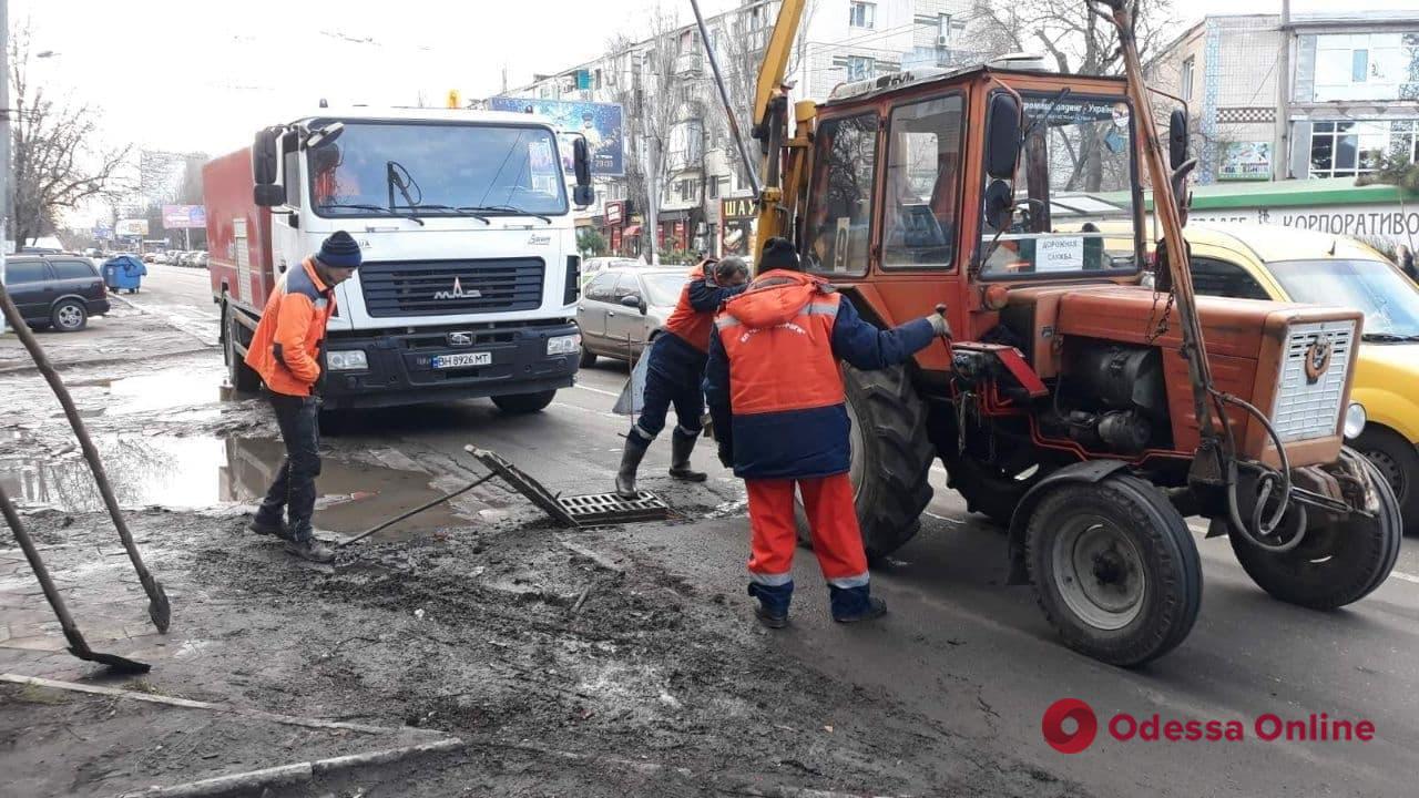 В Одессе продолжается чистка дождеприемников (адреса)
