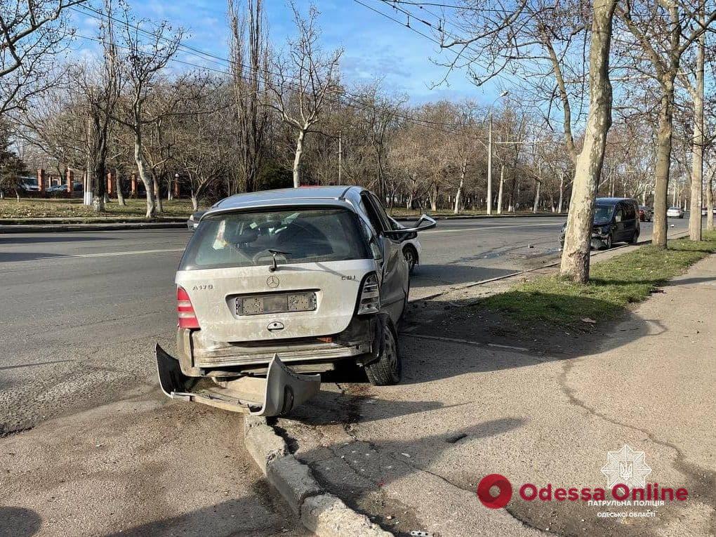 В Одессе на Грушевского столкнулись автомобили: пострадала женщина и двое детей