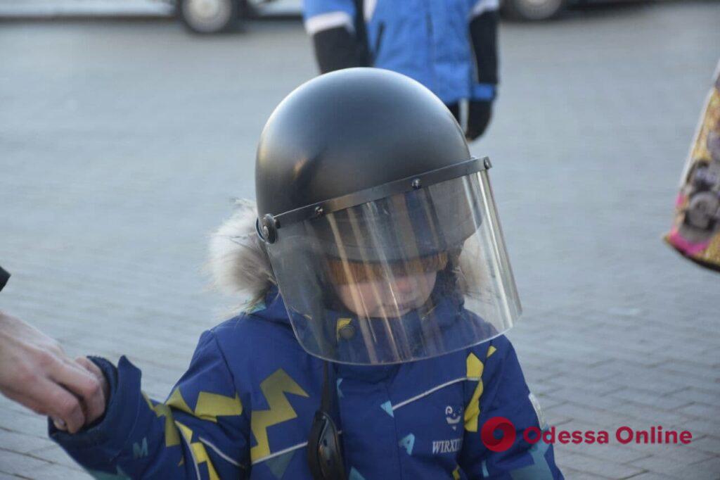 Раздают конфеты и катают на машине: одесские патрульные устроили праздник для детей