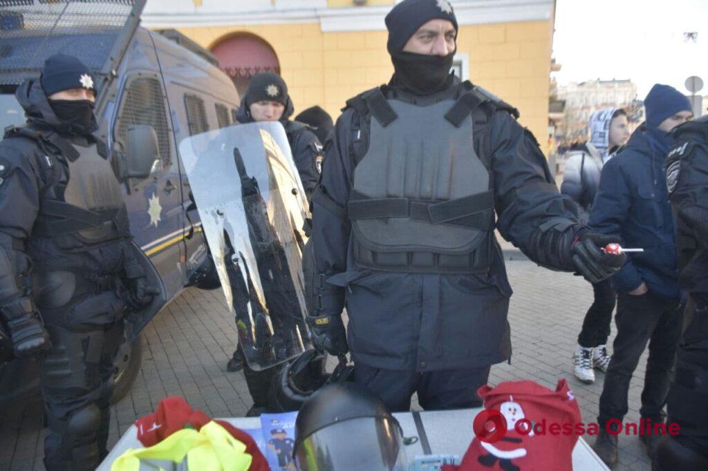Раздают конфеты и катают на машине: одесские патрульные устроили праздник для детей