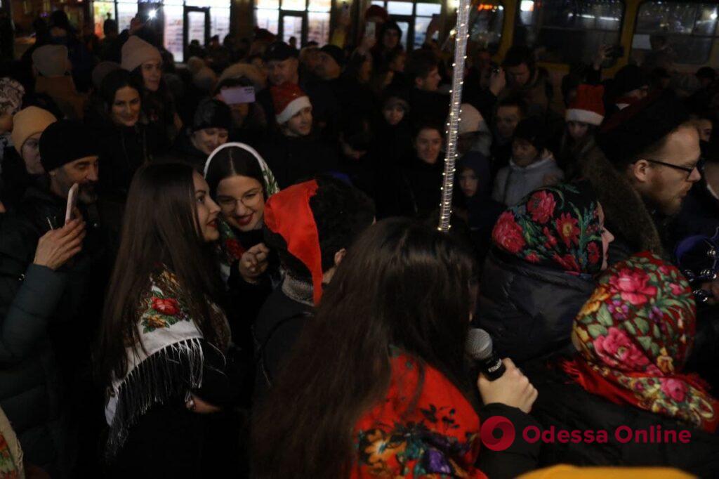 С колядками и иллюминацией: в Одессе прошел рождественский парад трамваев (фото, видео)