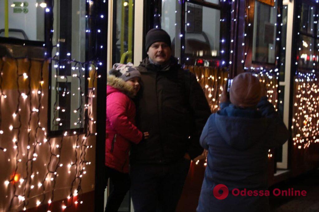 С колядками и иллюминацией: в Одессе прошел рождественский парад трамваев (фото, видео)