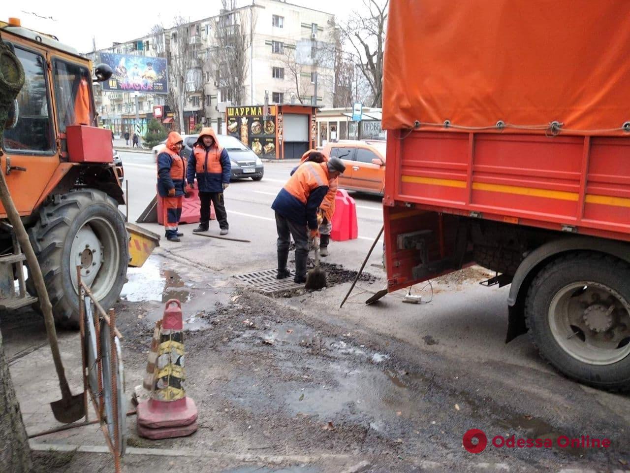 На поселке Котовского чистят дождеприемники – водителей просят не усложнять работу спецтехники