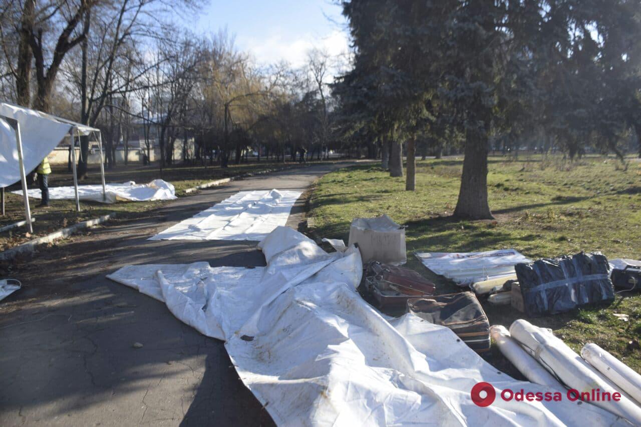 Горячая еда и медпомощь: в Одессе начали ставить пункты обогрева для бездомных