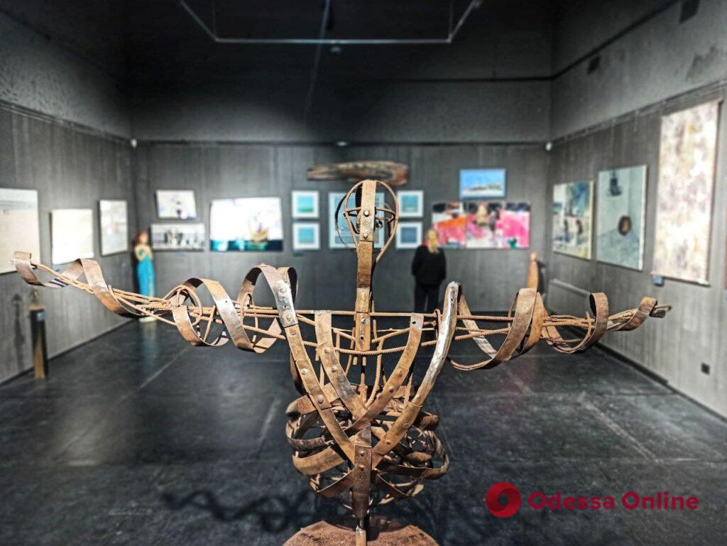 Аллюзия на легенду о фее: в одесском музее проходит необычная выставка