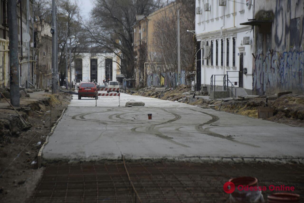 На Деволановском спуске дорогу начали заливать бетоном