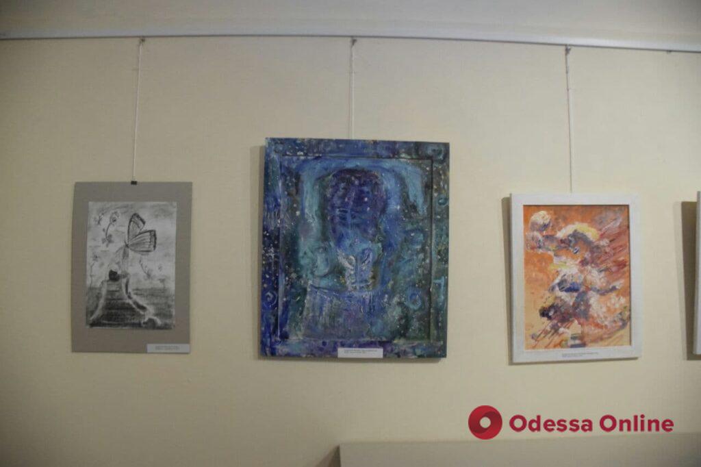 «Первые шаги на пути к мастерству»: в Одессе открылась выставка 17-летней художницы