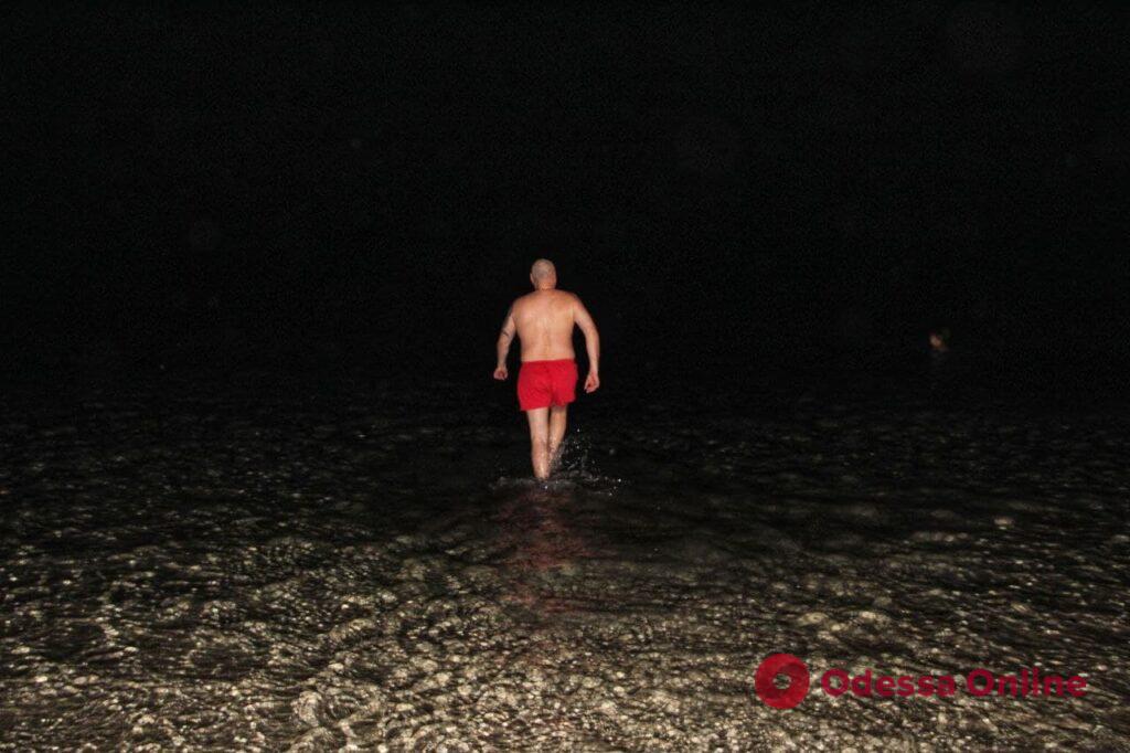 Крещенские купания: в ночное ледяное море окунулись десятки одесситов (фоторепортаж)