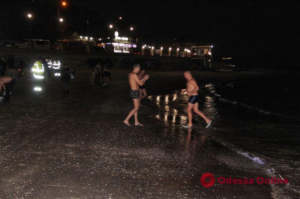 Крещенские купания: в ночное ледяное море окунулись десятки одесситов (фоторепортаж)