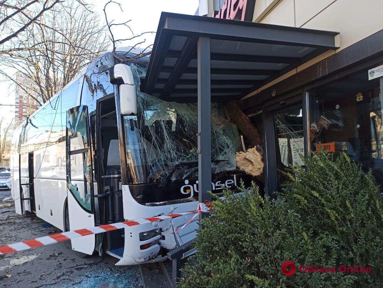 На Молдаванке автобус вылетел на встречку, протаранил четыре авто и врезался в магазин — есть пострадавшие (обновлено)