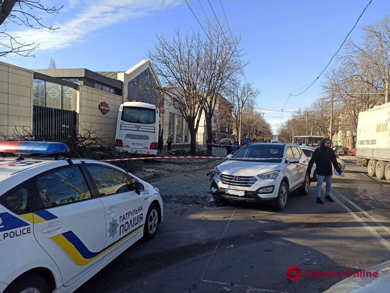 На Молдаванке автобус вылетел на встречку, протаранил четыре авто и врезался в магазин — есть пострадавшие (обновлено)