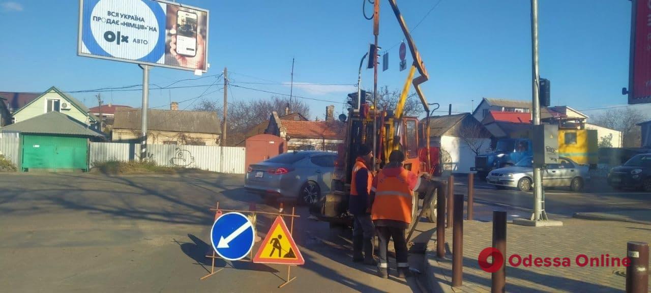 В Одессе продолжают ремонтировать дороги и чистить дождеприемники (адреса)