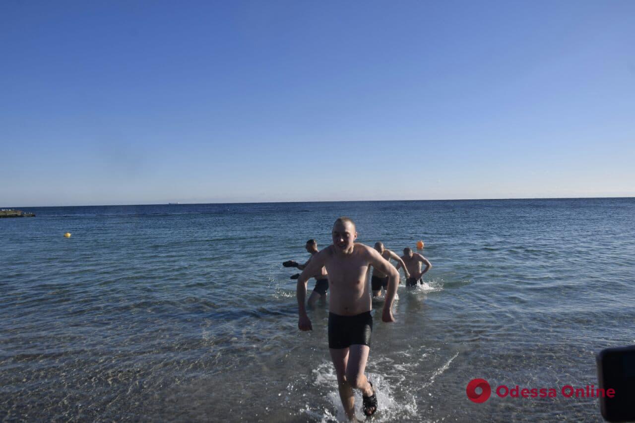 Крещение: одесситы купаются в ледяном море (фото, видео)