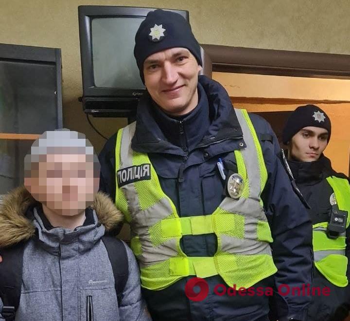 Поругался с родителями и ушел: в Одессе полицейские вернули домой ребенка