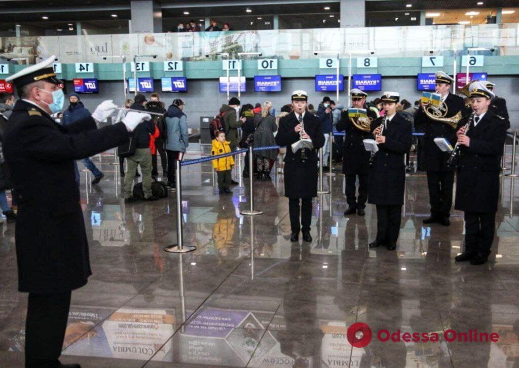 В Одессе военный оркестр играл в память о защитниках Донецкого аэропорта (фото, видео)