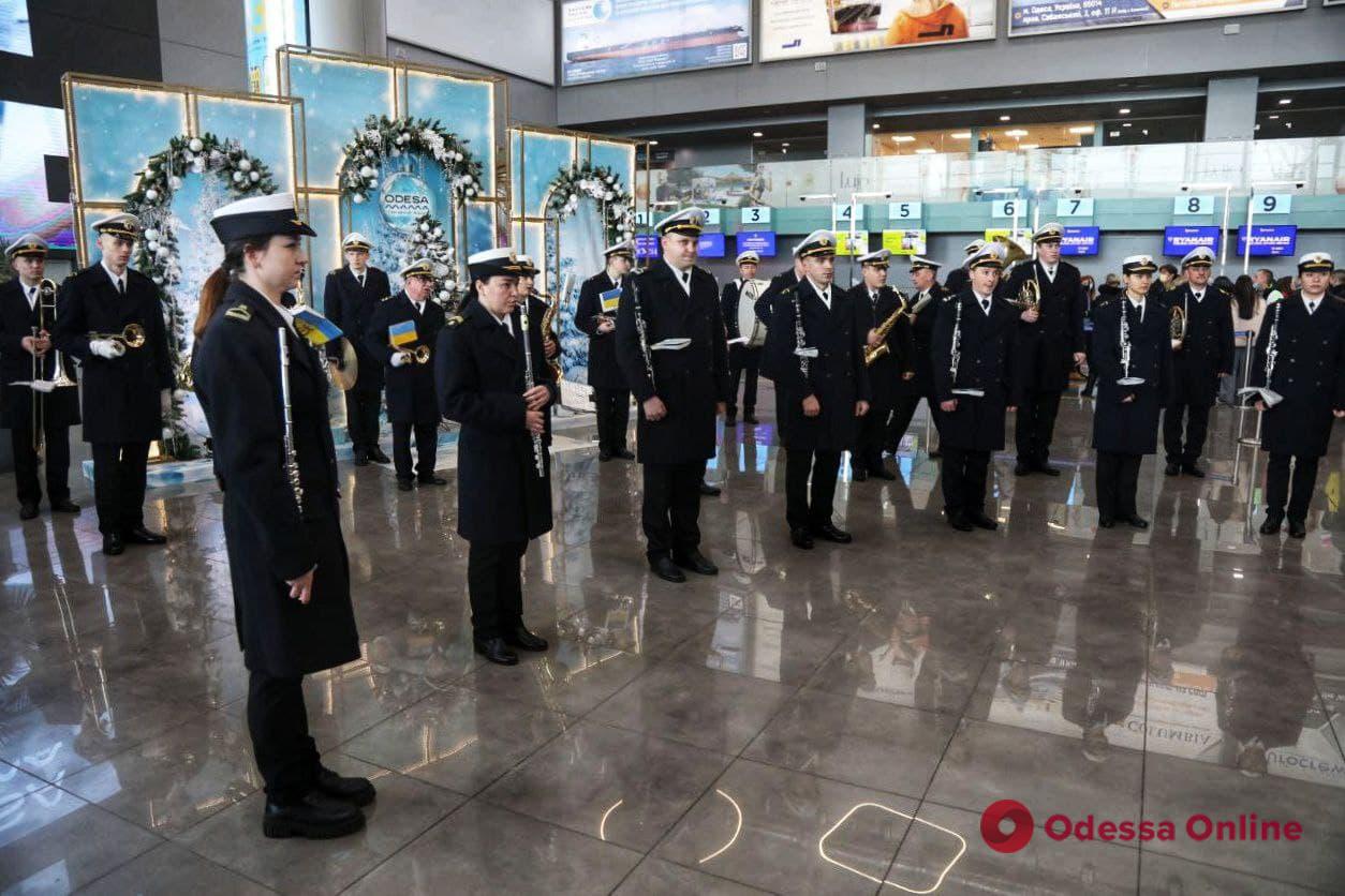 В Одессе военный оркестр играл в память о защитниках Донецкого аэропорта (фото, видео)