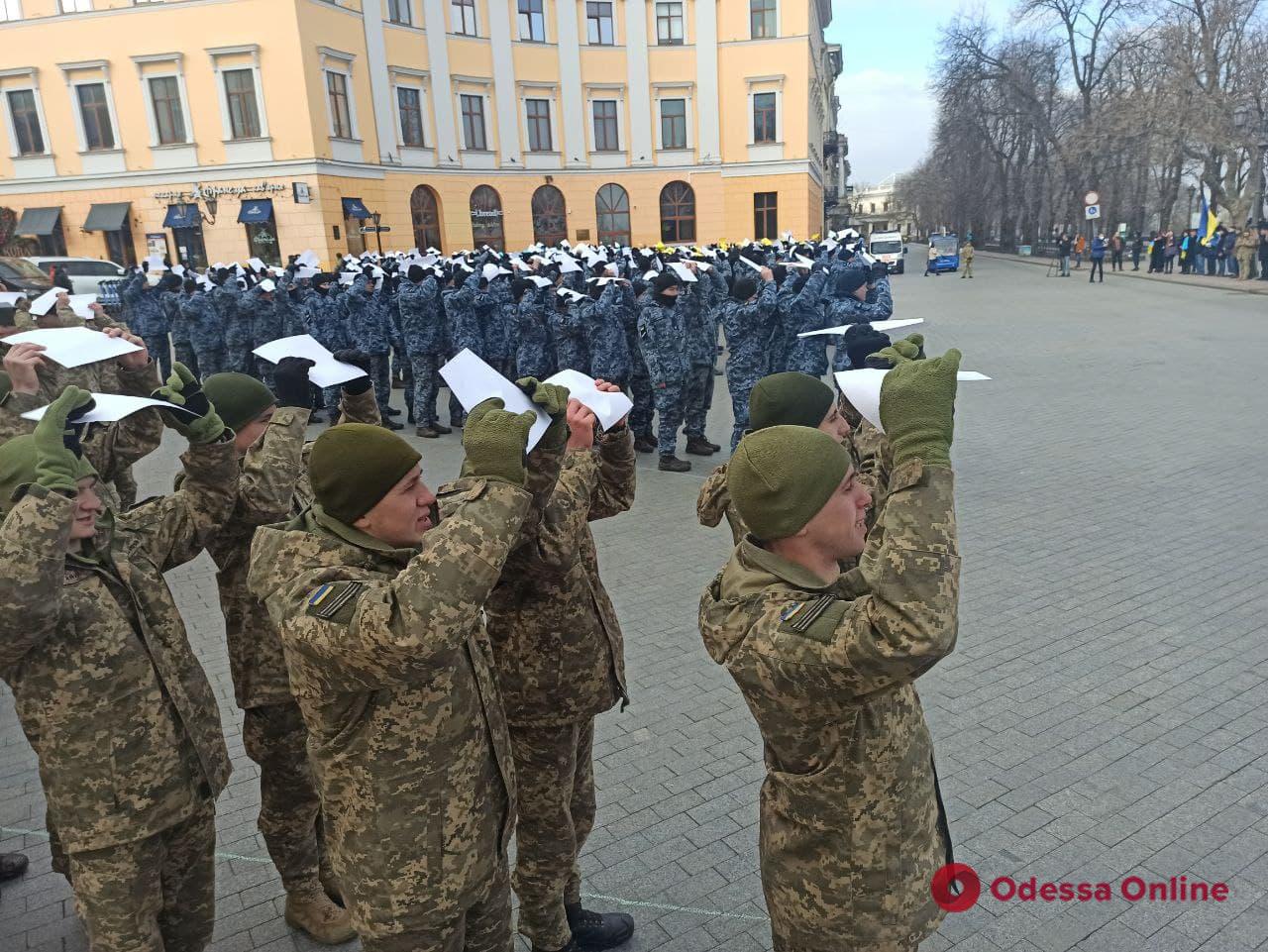 Одесские курсанты выстроились в фигуру «Разом» возле Дюка