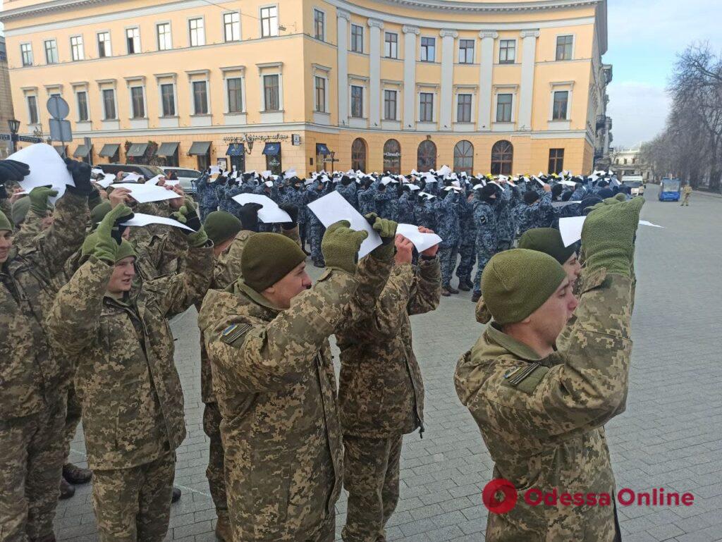 Одесские курсанты выстроились в фигуру «Разом» возле Дюка