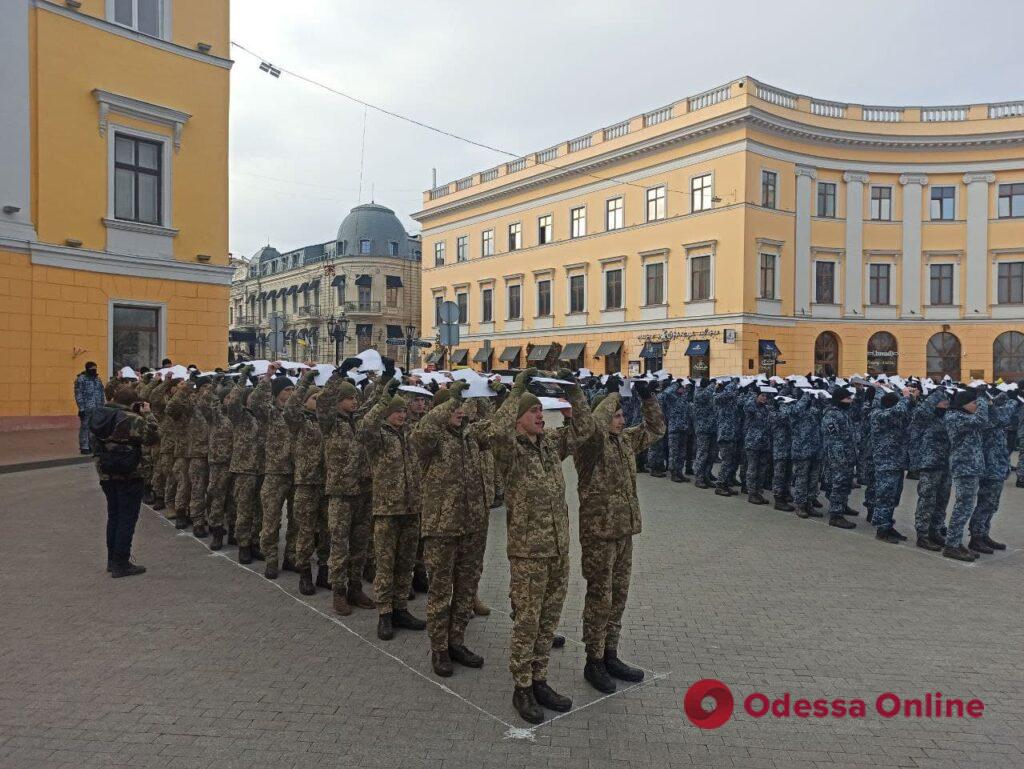 Одесские курсанты выстроились в фигуру «Разом» возле Дюка