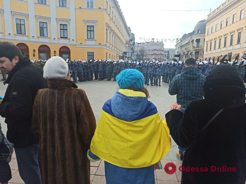 Одесские курсанты выстроились в фигуру «Разом» возле Дюка