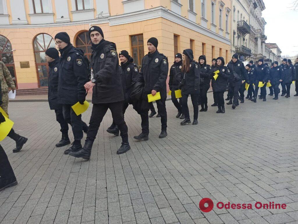 Одесские курсанты выстроились в фигуру «Разом» возле Дюка