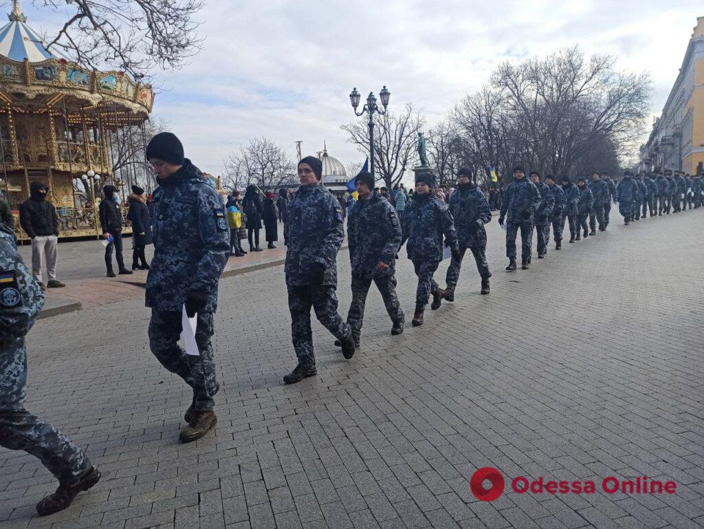 Одесские курсанты выстроились в фигуру «Разом» возле Дюка