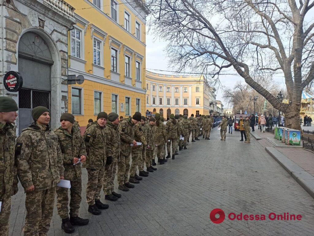 Одесские курсанты выстроились в фигуру «Разом» возле Дюка