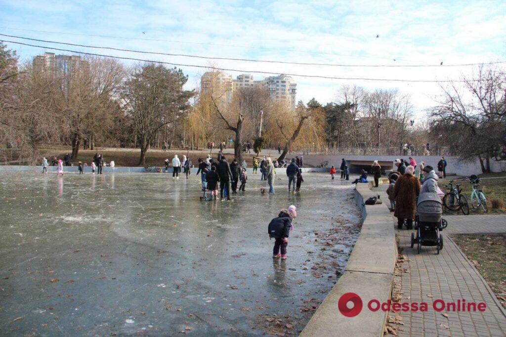 Опасное развлечение: одесситы вышли на лед пруда в парке Победы (фото, видео)