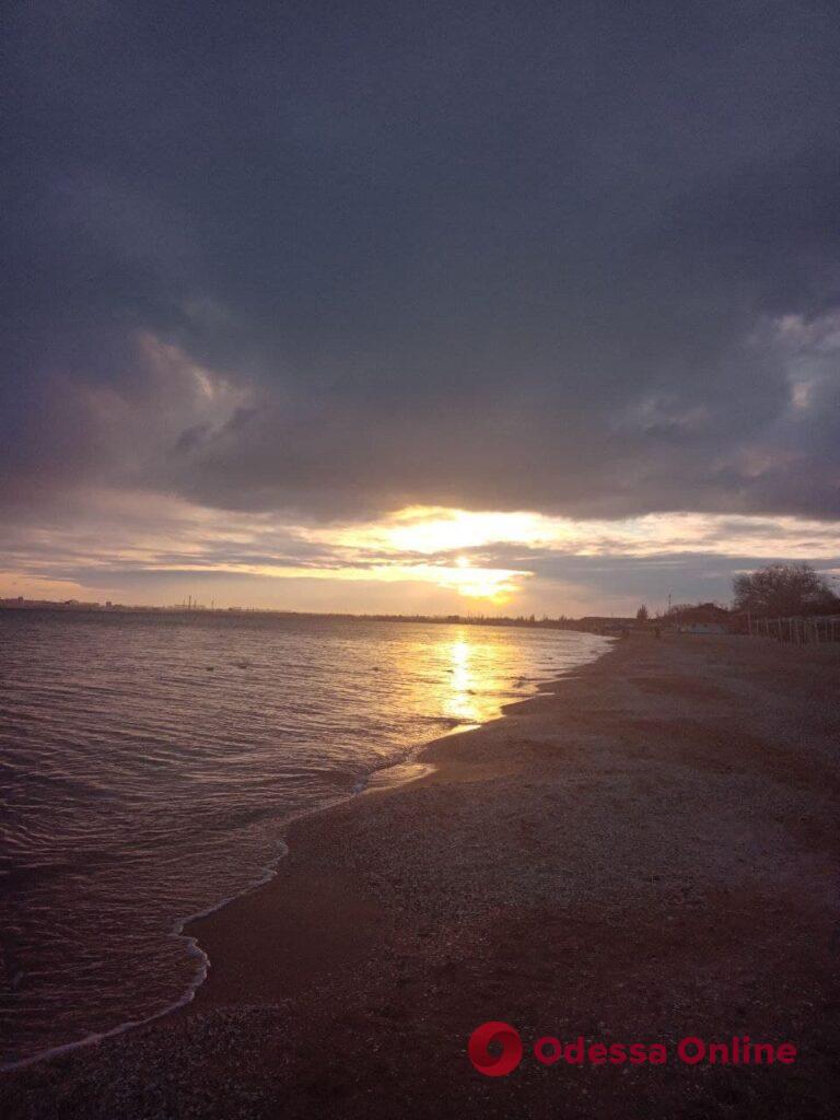 Красочный закат в Лузановке (фото, видео)