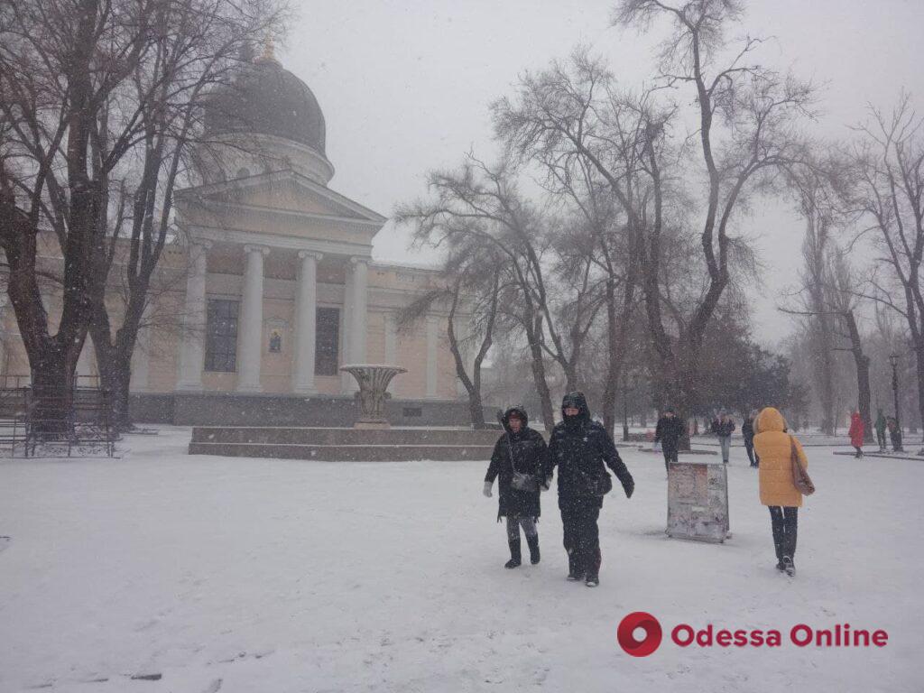 Одессу засыпает снегом