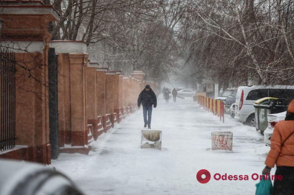 Одессу засыпает снегом