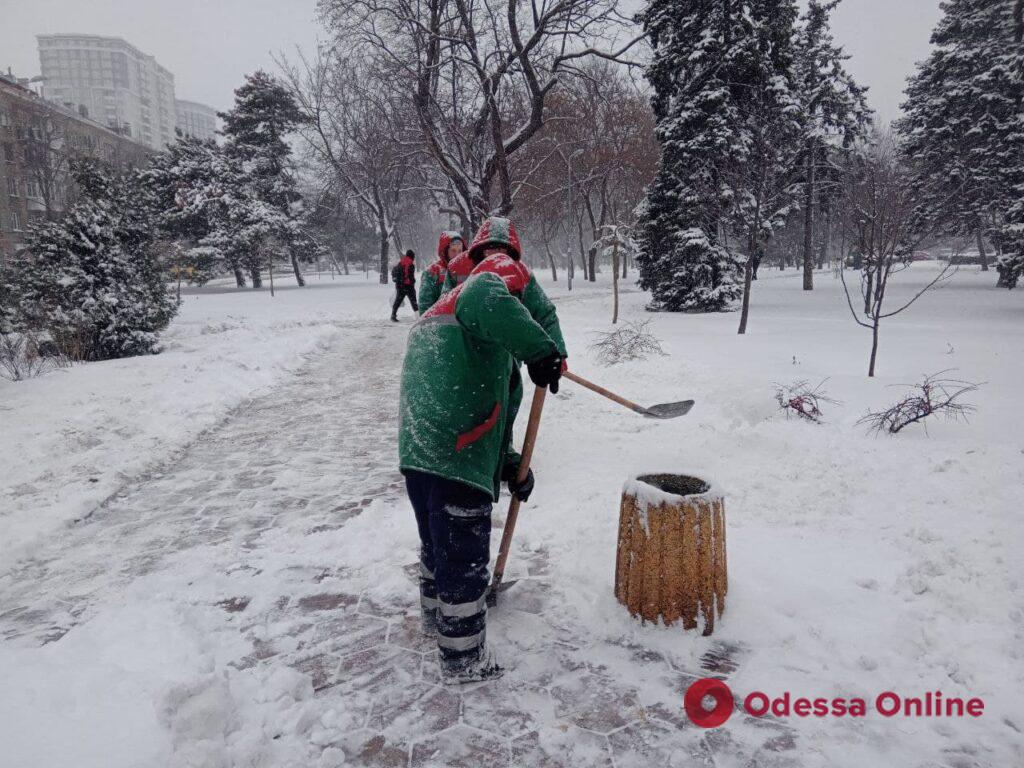 Одесские улицы от снега очищают 1200 дворников и 63 единицы техники