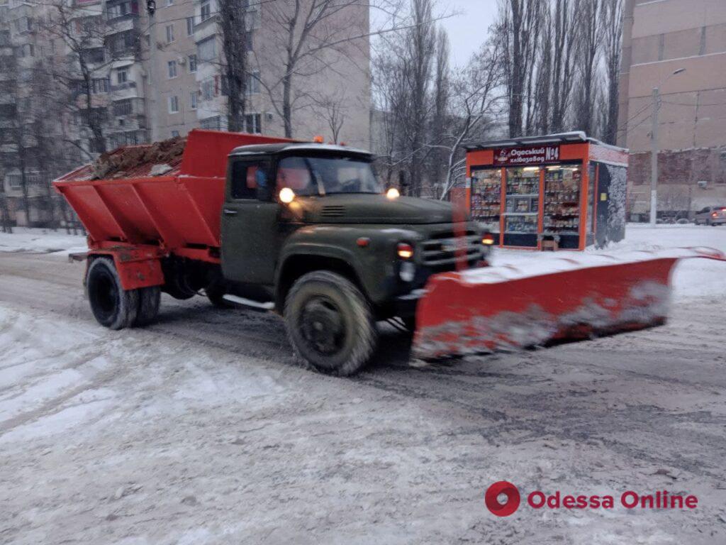 Одесские улицы от снега очищают 1200 дворников и 63 единицы техники