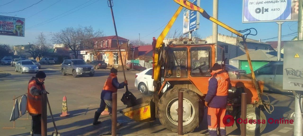 На Приморской и Балковской чистят дождеприемники – водителей просят не усложнять работу спецтехники