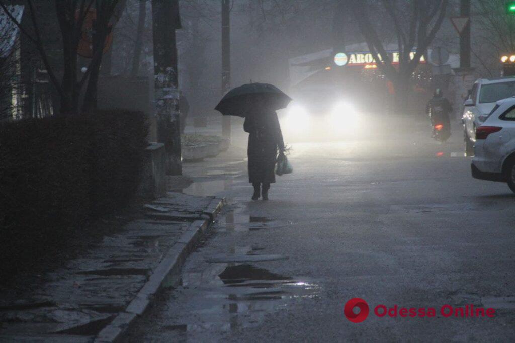 Густой туман окутал Одессу (фоторепортаж)