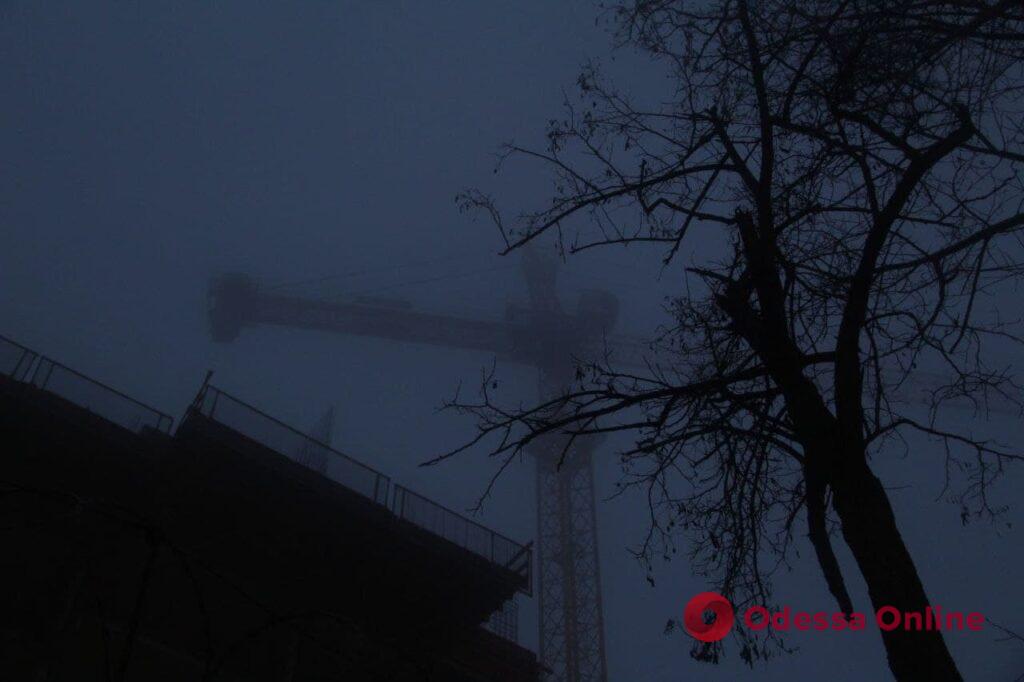 Густой туман окутал Одессу (фоторепортаж)