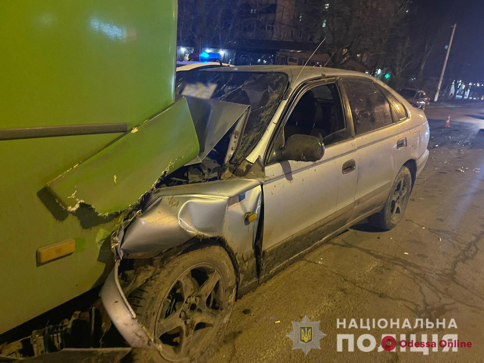 Пьяное ДТП на Заболотного: у одного из пассажиров легковушки переломы ребер, а у другого — перелом руки