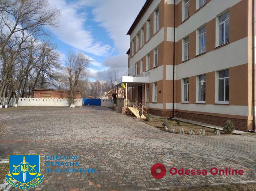 В Одесской области будут судить директора фирмы, который постелил «золотую» плитку в школе