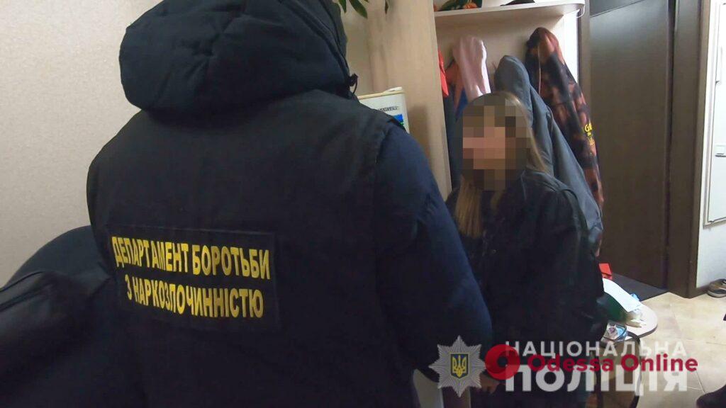 В Одессе задержали 20-летнюю торговку амфетамином и марихуаной