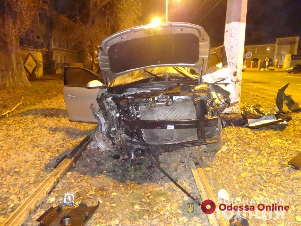 На Черноморского Казачества легковушка врезалась в электроопору — водитель погиб