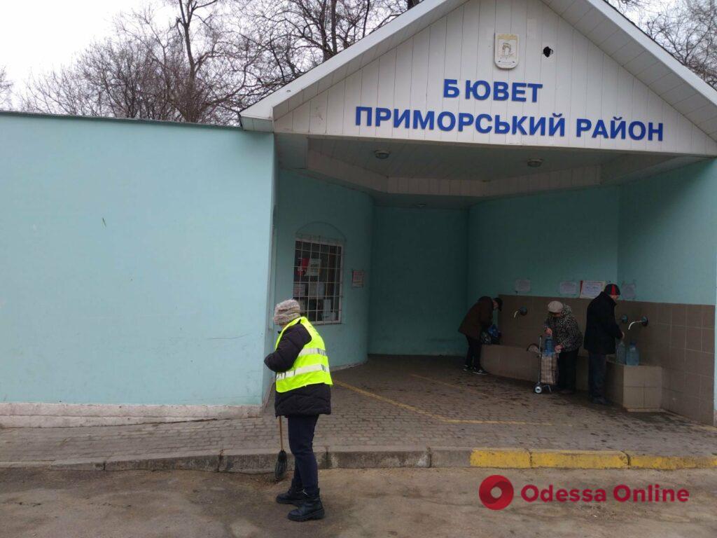 Одесские коммунальщики помыли памятники и убрали возле бюветов