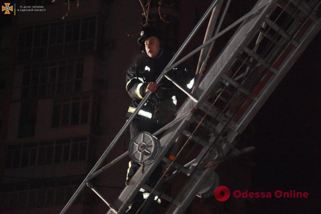 Эвакуировали 40 человек: на Балковской горела квартира в 9-этажном доме