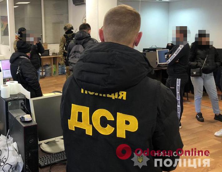 «Здравствуйте, это служба безопасности банка…»: в Одессе ликвидировали крупный call-центр мошенников
