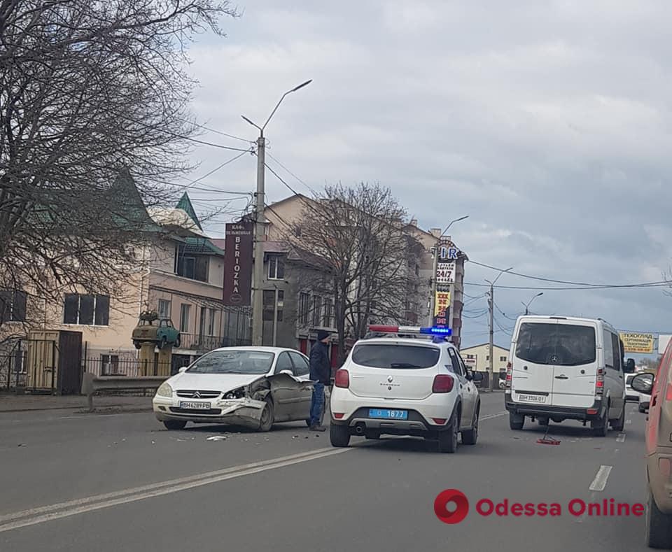 Под Одессой столкнулись два автомобиля
