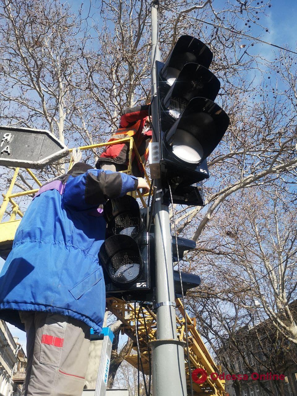 На Жуковского демонтируют светофор