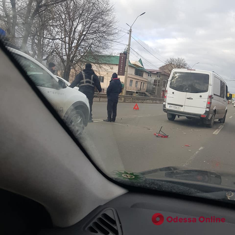 Под Одессой столкнулись два автомобиля