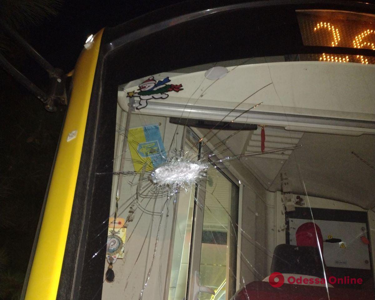 В Одессе неизвестные атаковали Odissey MAX: повредили стекло и испугали водителя