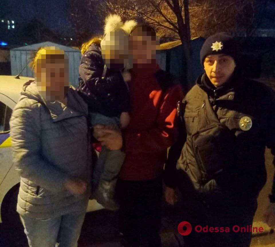 Одесские патрульные вернули домой 6-летнюю девочку
